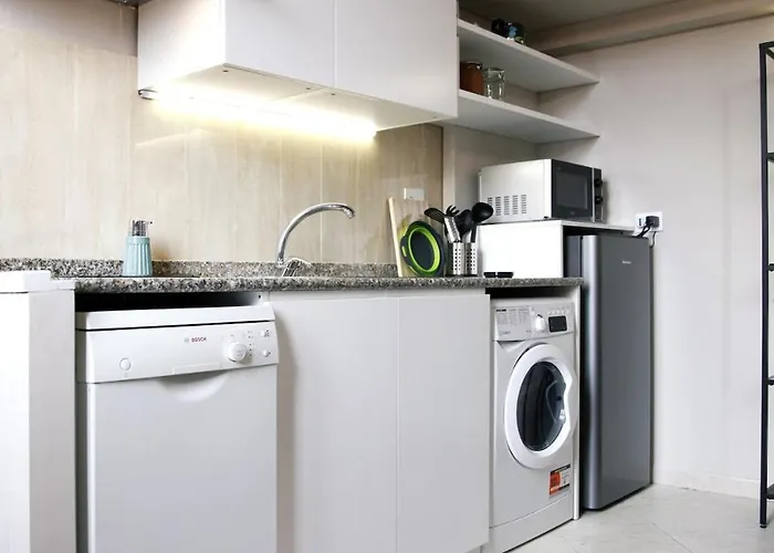 Rome, Very 2 Bedrooms 4 Beds Апартаменты *