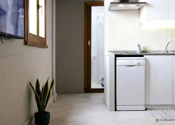 Rome, Very 2 Bedrooms 4 Beds *