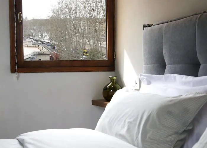 Rome, Very 2 Bedrooms 4 Beds Апартаменты *