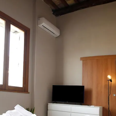 Rome, Very 2 Bedrooms 4 Beds * ローマ