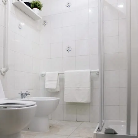 Rome, Very 2 Bedrooms 4 Beds * ローマ
